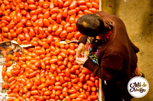 comprando-tomates-mercado-chichicastenango-guatemala-comida
